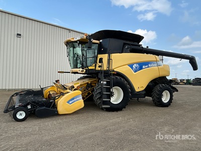 New Holland CR 9070 Combine Harvester