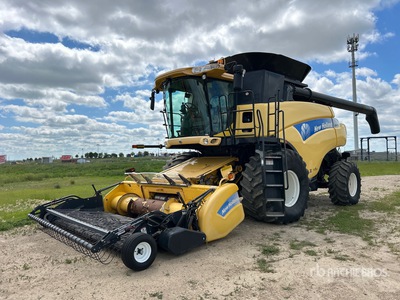 New Holland CR 9070 Combine Harvester