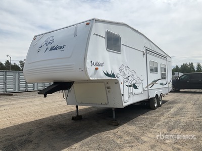 2001 Forest River Wildcat 28 ft T/A Travel Trailer