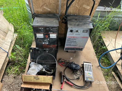 Quantity of (3) Battery Tester & Chargeur de batterie