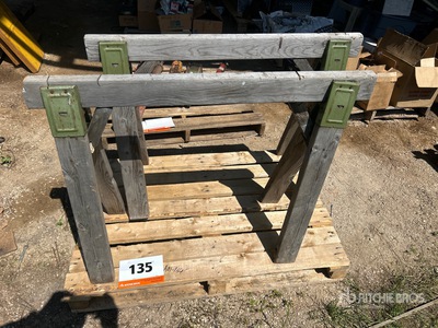 Quantity of (2) Wooden Stands ハンドツール