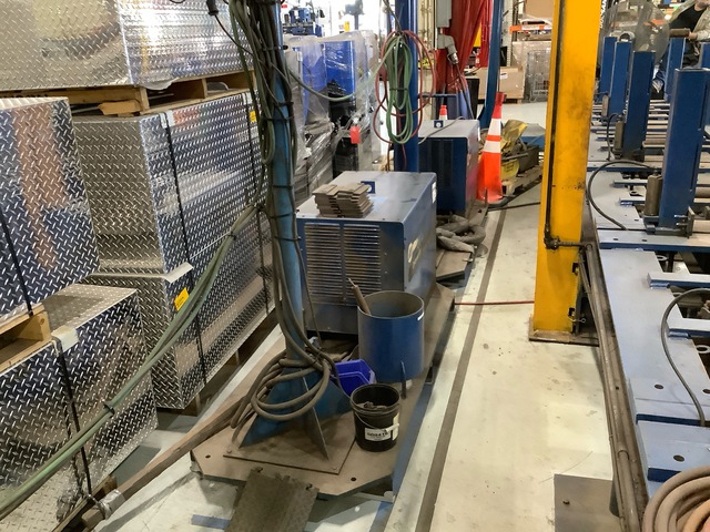 1990 Miller Deltaweld 651 134 A MIG Electric Welder