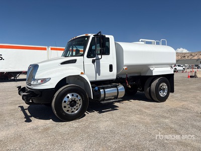 2017 International 4300 2500 gal 4x2 Ciężarówka na wodę