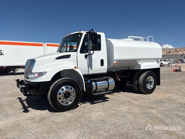 2017 International 4300 2500 gal 4x2 Water Truck