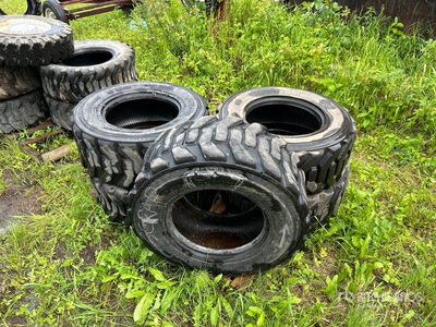 Quantity of (5) 12-16.5 Galaxy and Bobcat を見 Tires