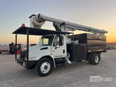 2006 Altec LRV60-E70 70 ft on 2007 International 4300 Delux 4x2 Forestry Chipper Body شاحنة منصة مرفوعة