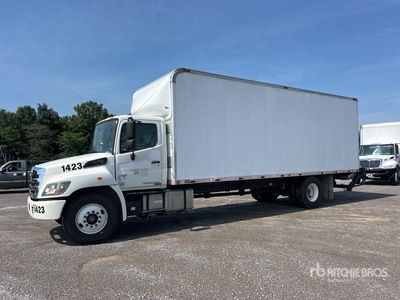 2015 Hino 268 4x2 Furgoneta caja cerrada