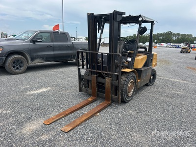 Daewoo D35S-2 8000 lb Pneumatic Tire Montacargas