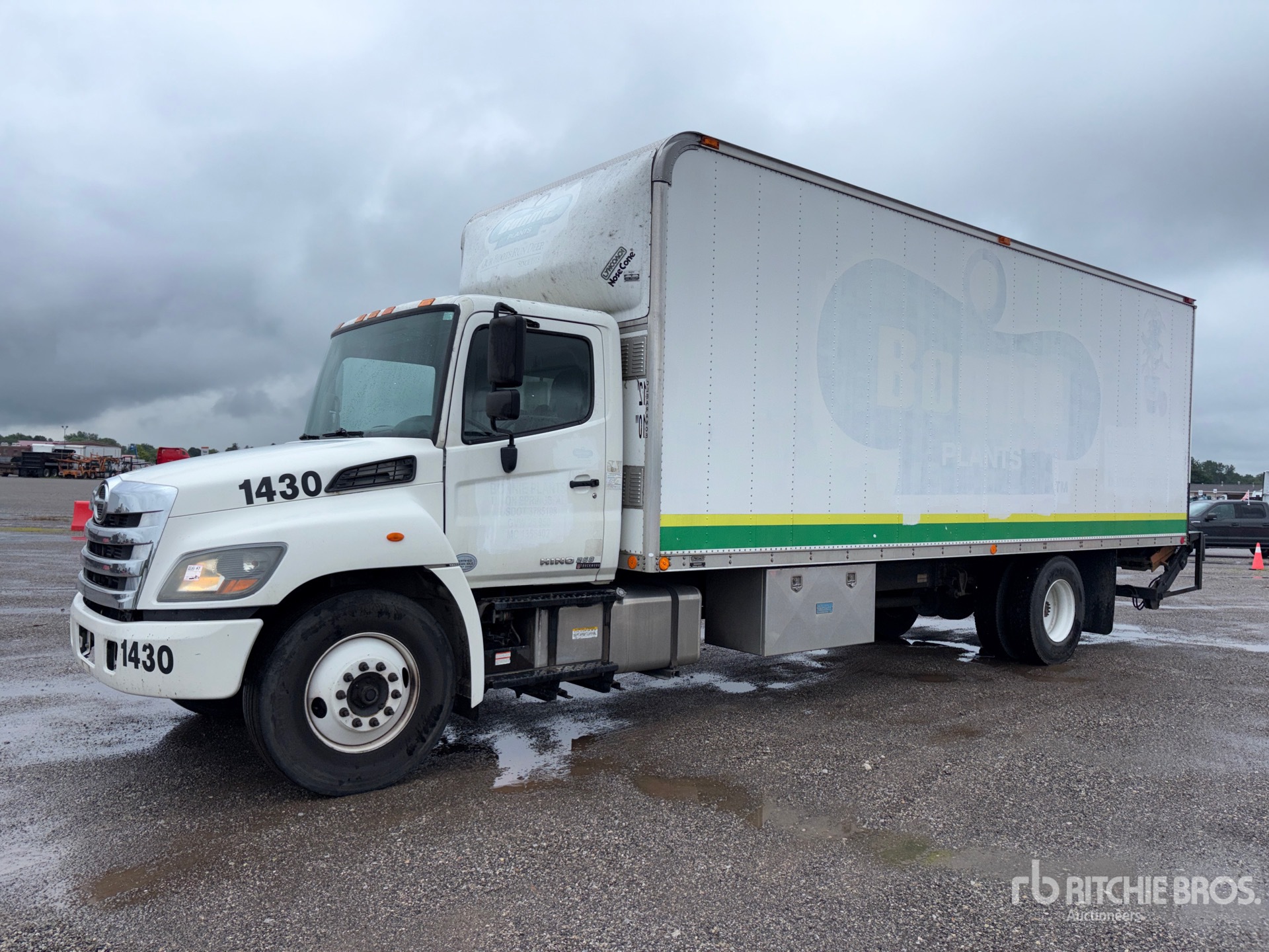 2015 Hino 268 4x2 Furgoneta caja cerrada