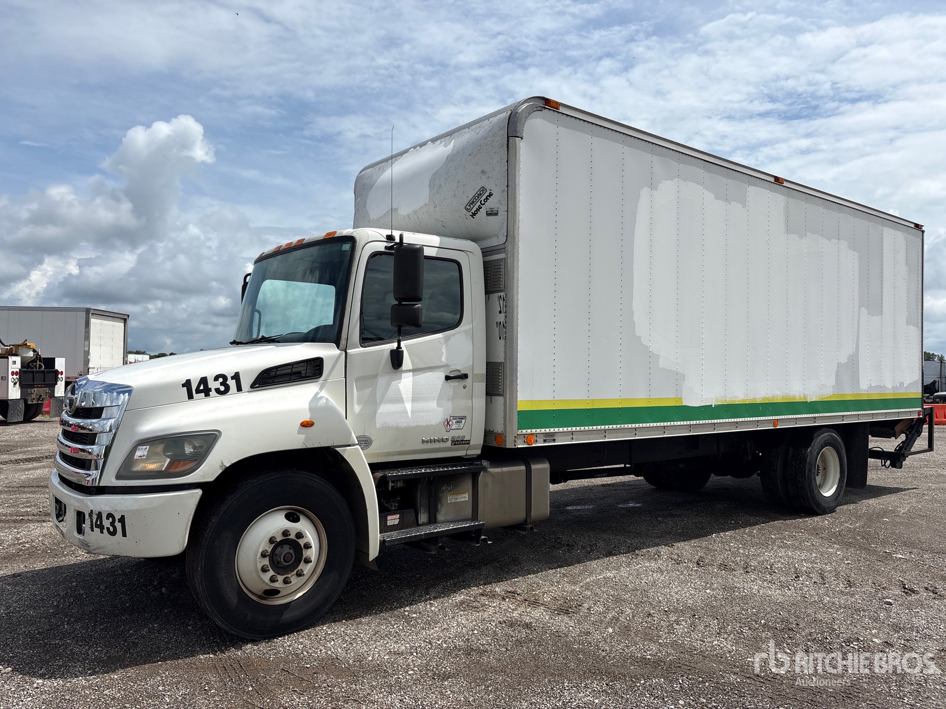 2015 Hino 268 4x2 Furgoneta caja cerrada