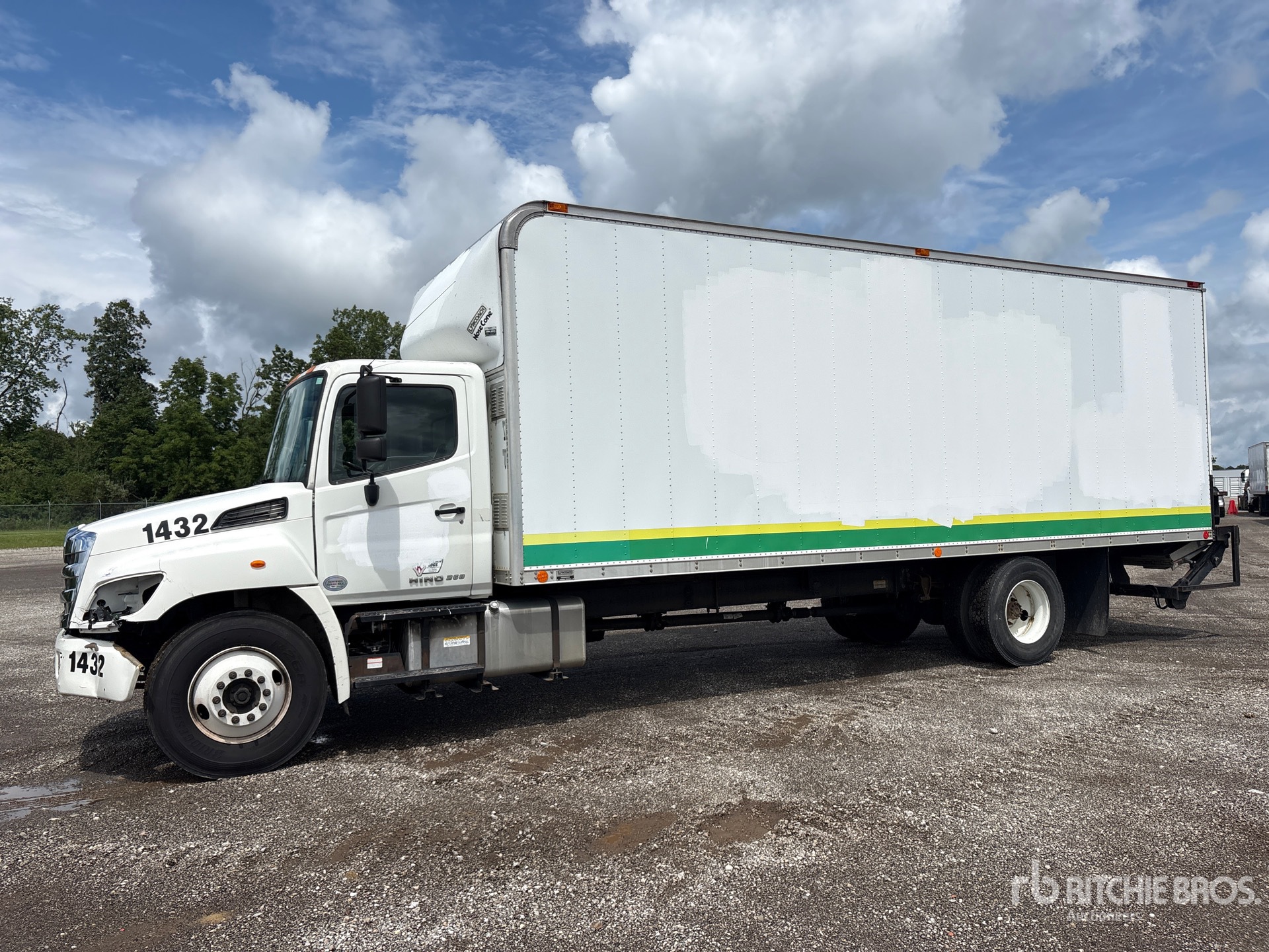 2015 Hino 268 4x2 Furgoneta caja cerrada