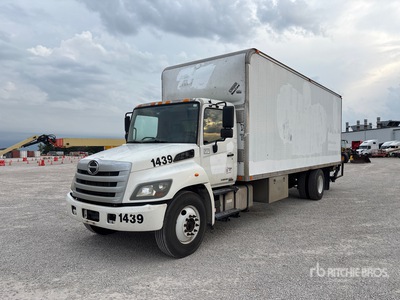 2015 Hino 268 4x2 Furgoneta caja cerrada