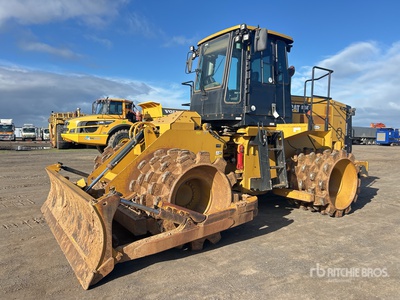 2017 Cat 815K ضاغطة التربة باربع عجلات