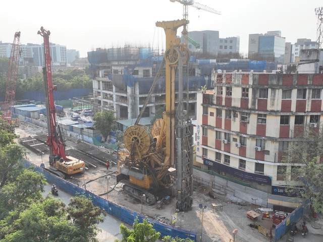 2002 Bauer BC40 Trench Cutter on 2016 Liebherr HS885 HD Foundation Drill 2002 Bauer BC40 Trench Cutter on 2016 Liebherr HS885 HD Foundation Drill