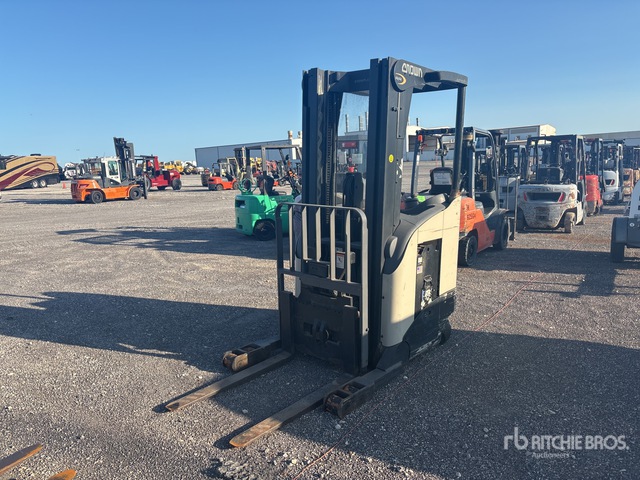 2007 Crown RR5200 3500 lb Reach Truck