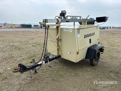 2012 Doosan L8-60HZ-T4F 8 kW Torre de iluminación