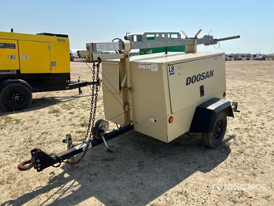 2012 Doosan L8-60HZ-T4F 8 kW Torre de iluminación
