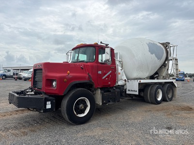 2000 Mack DM690S 6x4 Mixer Truck
