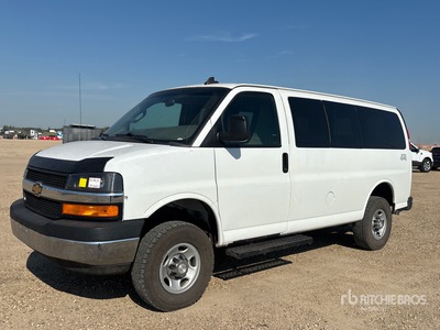 2017 Chevrolet Express 4x4 10 乗客用バン