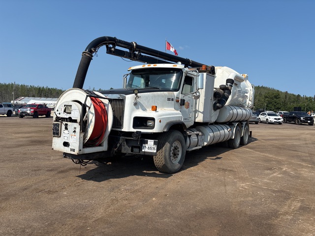 Vactor 2112 on 2002 International Paystar 6x4 Vacuum Excavator Truck