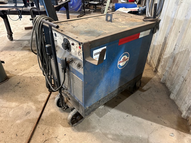 Miller SRH-333 300 A Mobile Stick Multi-Operator Welder
