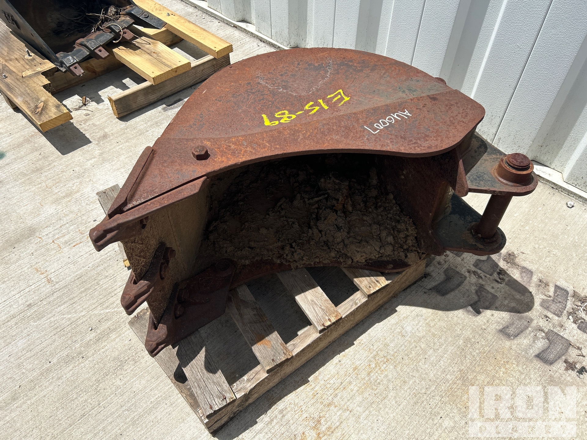 18 in Digging Backhoe Rear Bucket - Fits JCB 3CX