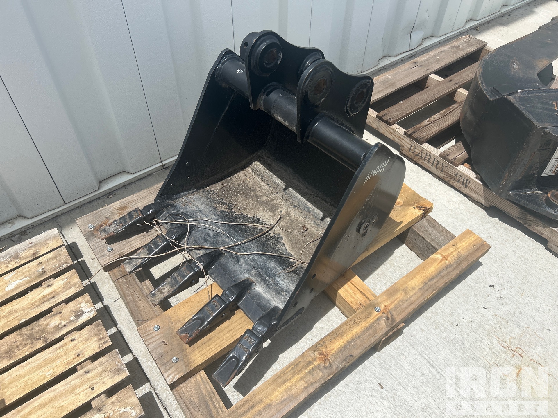 24 in Digging Excavator Bucket - Fits Hyundai R35Z-9A (Unused)