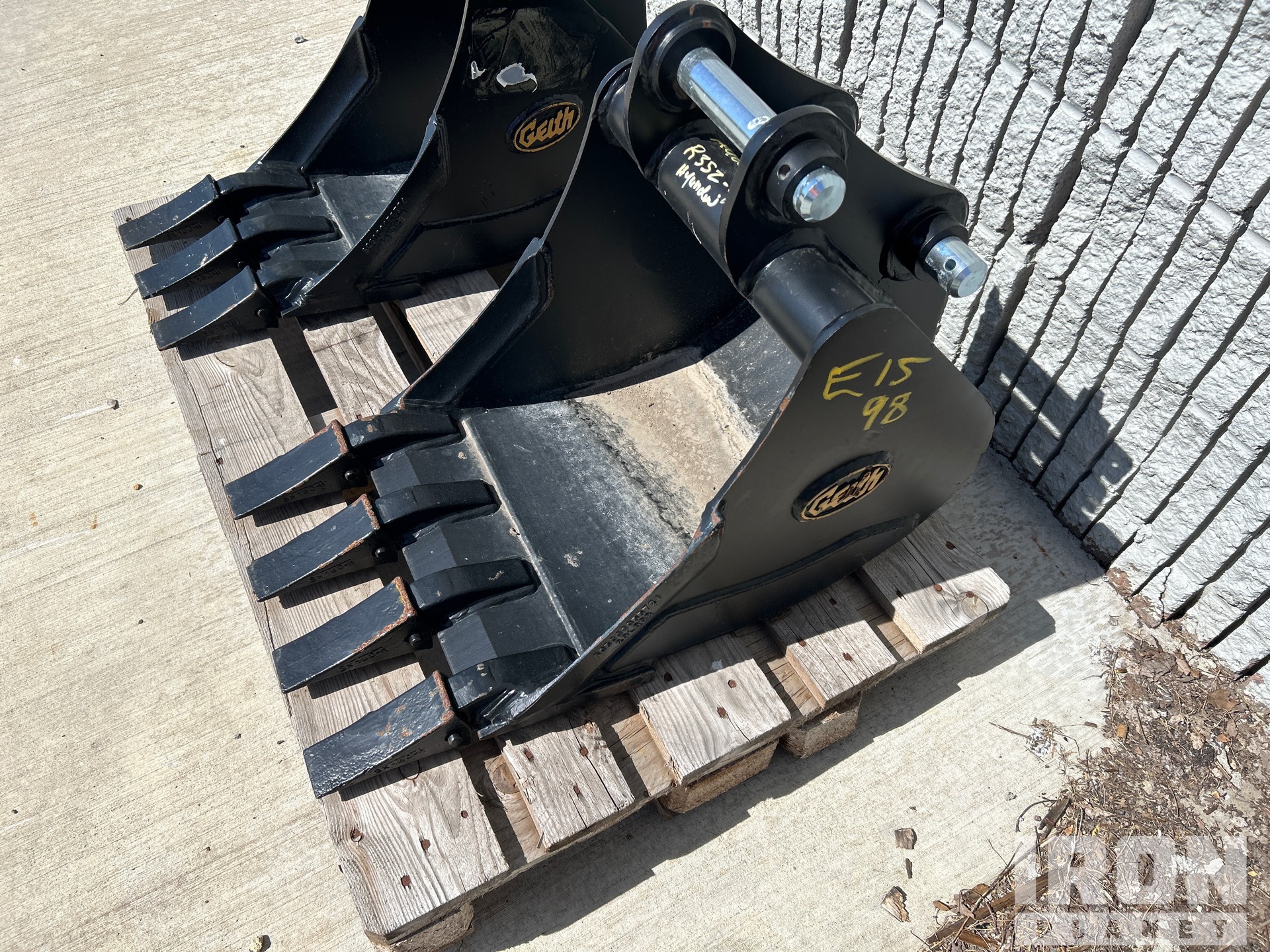 18 in Digging Excavator Bucket - Fits Hyundai R35Z-9A (Unused)