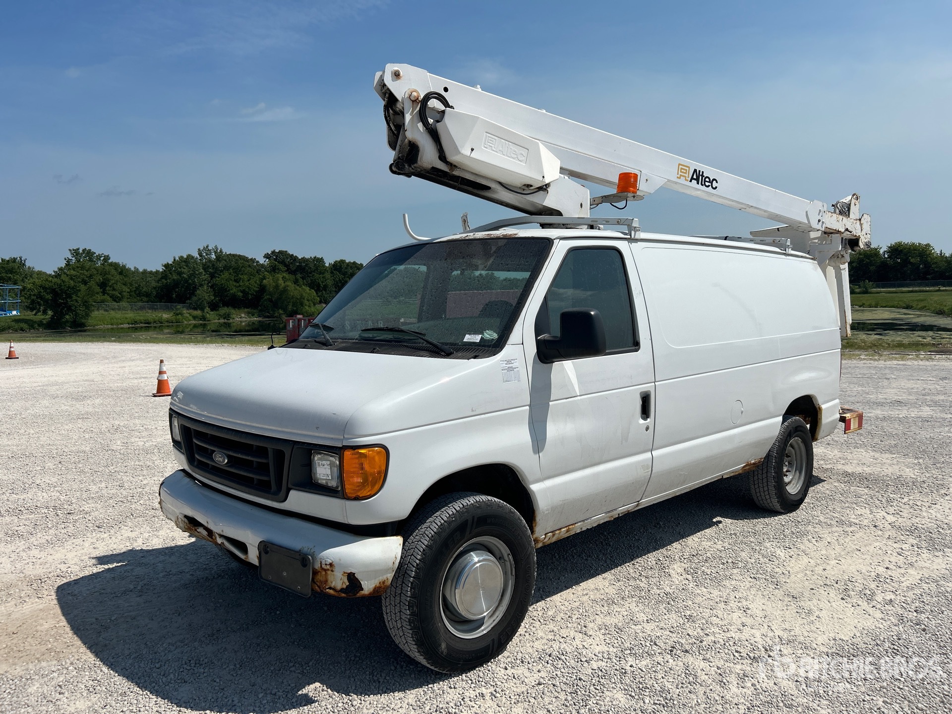 Altec AT200AV 31 ft on 2005 Ford E-350 4x2 Van Mounted Aerial Lift (Inoperable)
