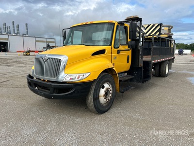 2005 International 4300 4x2 Attenuator Truck