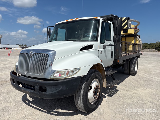 2007 International 4300 4x2 Attenuator Truck