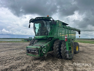 2016 John Deere S690 Combine Harvester