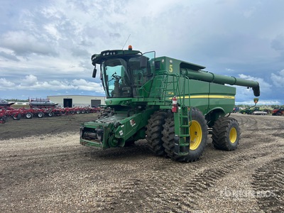 2017 John Deere S690 Combine Harvester