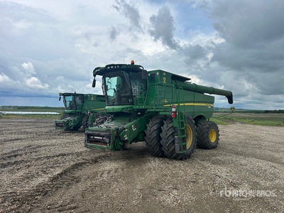 2016 John Deere S690 Combine Harvester