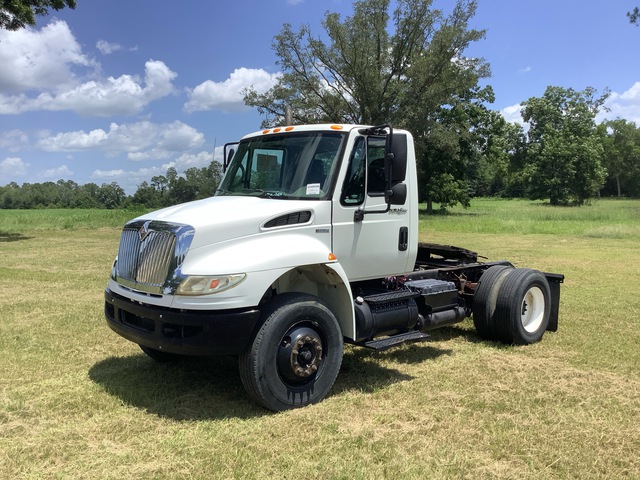 2010 International 4400 4x2 S/A Day Cab Truck Tractor