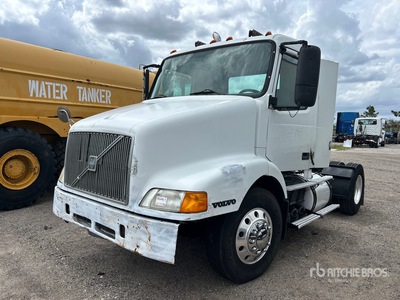 2000 Volvo VNM 4x2 Ciągnik siodłowy z kabiną dzienną S/A