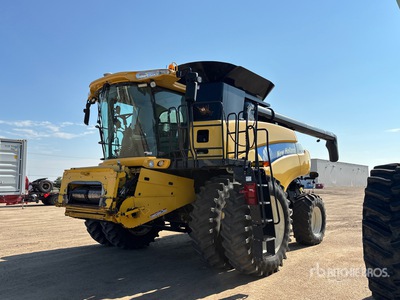 New Holland CR 9070 Combine Harvester