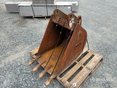22 in Digging Backhoe Rear Bucket - Fits Case 580