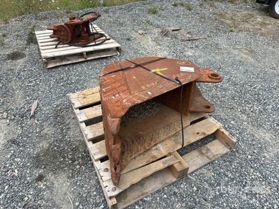 17 in Digging Backhoe Rear Bucket - Fits Case 580