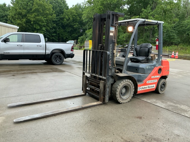 2018 Toyota 8FDU25 4500 lb Pneumatic Tire Forklift