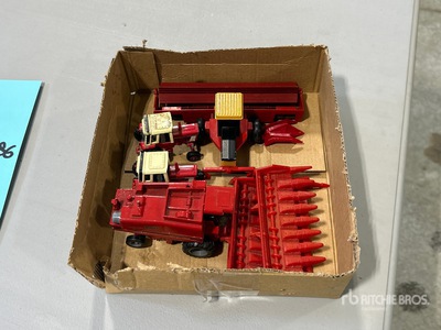 (2) 1086 International Tractors, (1) Case IH 1660 Combine, (1) Versatile 4700 Swather Giocattoli