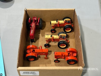 (2) Case 800, (2) Case 500, (1) Massey Harris 44 Giocattoli