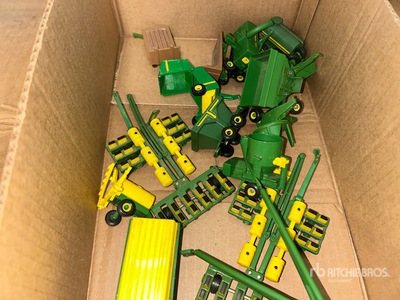Quantity of 1/64 John Deere Implements Giocattoli
