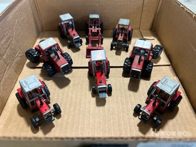 Quantity of (8) 1/64 Massey Ferguson Tractors Giocattoli