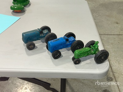 (3) Plastic Tractors Giocattoli