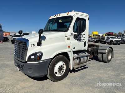 2015 Freightliner Cascadia 125 4x2 Ciągnik siodłowy z kabiną dzienną S/A