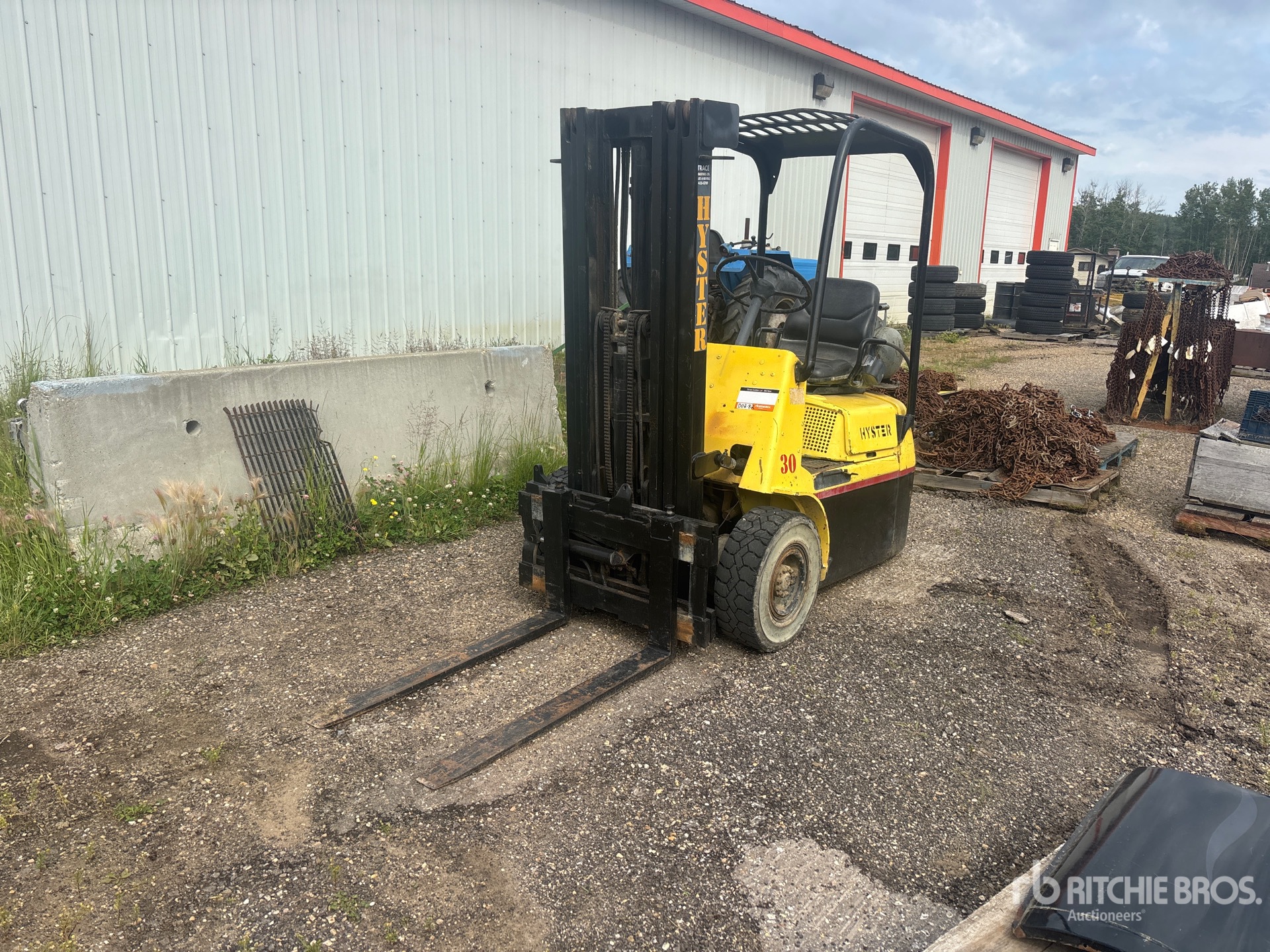 Hyster H30E Pneumatic Tire Forklift (Inoperable)