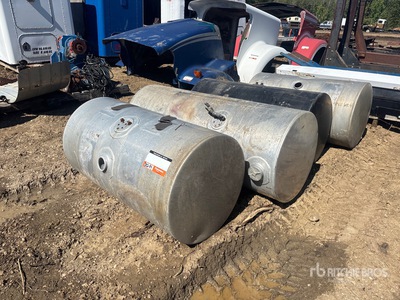 Quantity of (4) Truck Fuel Tanks Varios, piezas para camion
