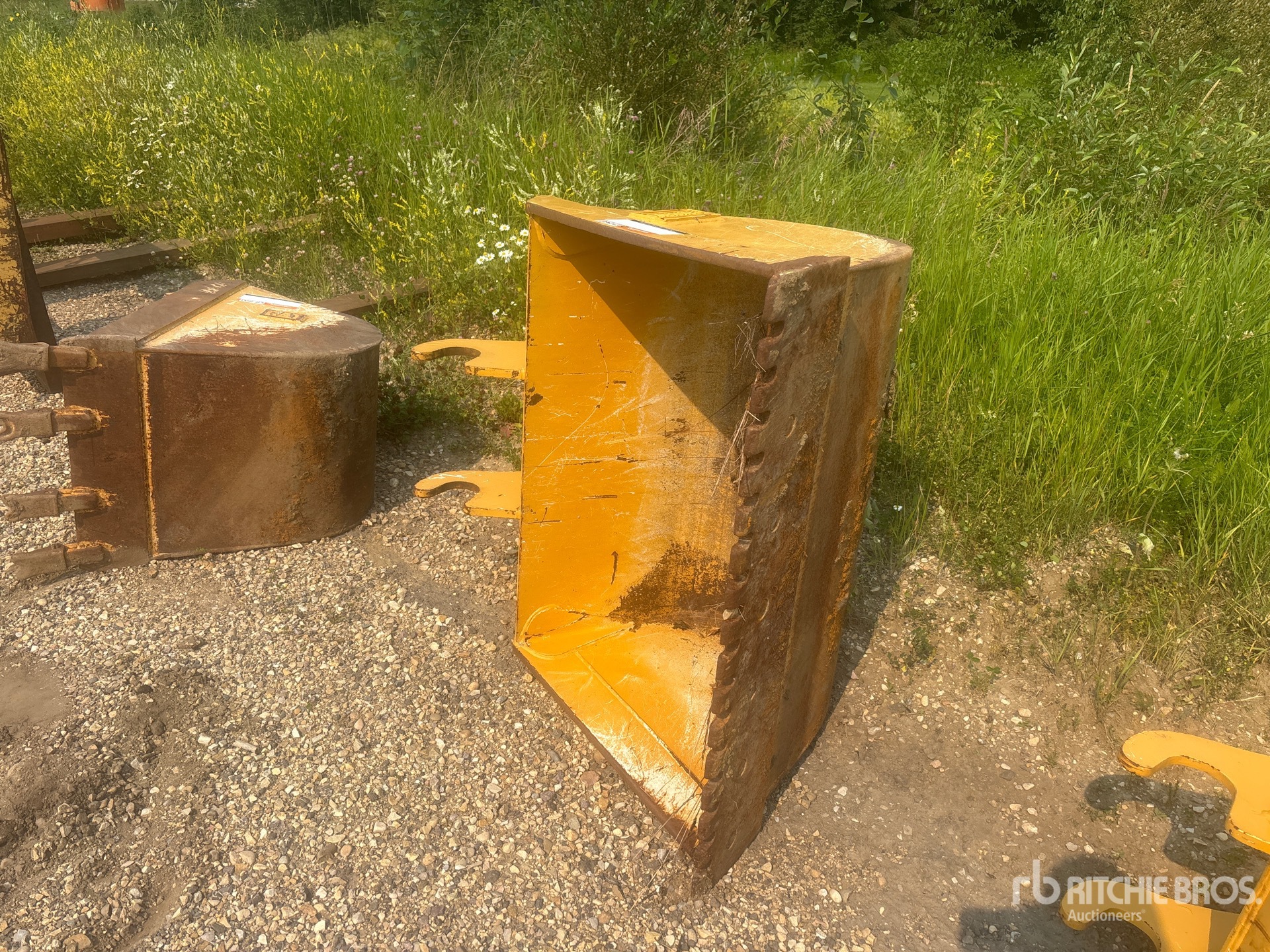Cat 42 in Q/C Cleanup Backhoe Rear Bucket - Fits Cat 420D