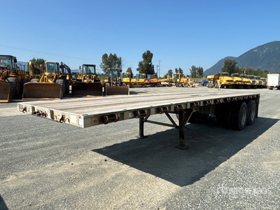 2015 Wilson 28 ft T/A Flatbed Trailer
